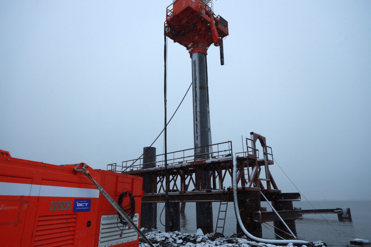 Является важным элементом сваебойного оборудования, обеспечивающим эффективную и безопасную забивку свай. Он играет ключевую роль в строительстве фундаментов, гидротехнических и береговых сооружений, обеспечивая точность, долговечность и надежность конструкций.